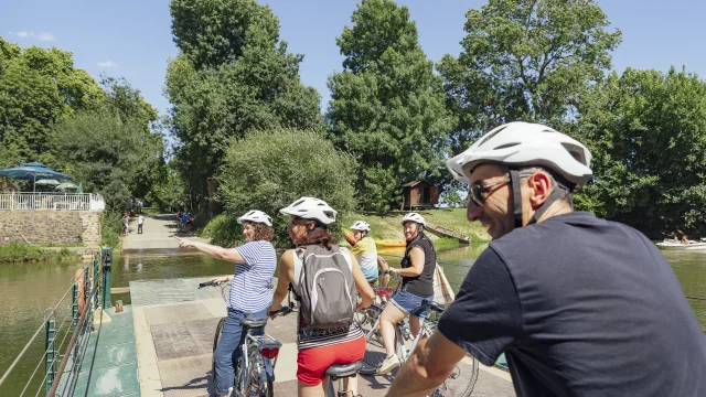 Cyclistes sur le bac de l'île Saint-Aubin