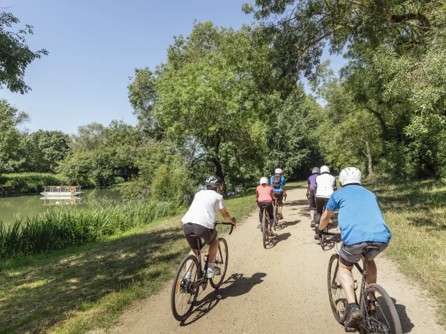 Groupe de cyclistes en gravel sur un chemin