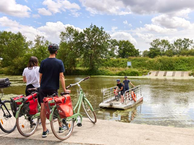 Groupe à vélo prenant le bac de la Chevalerie