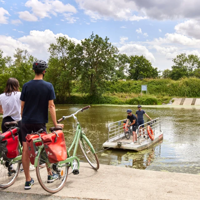 Groupe à vélo prenant le bac de la Chevalerie