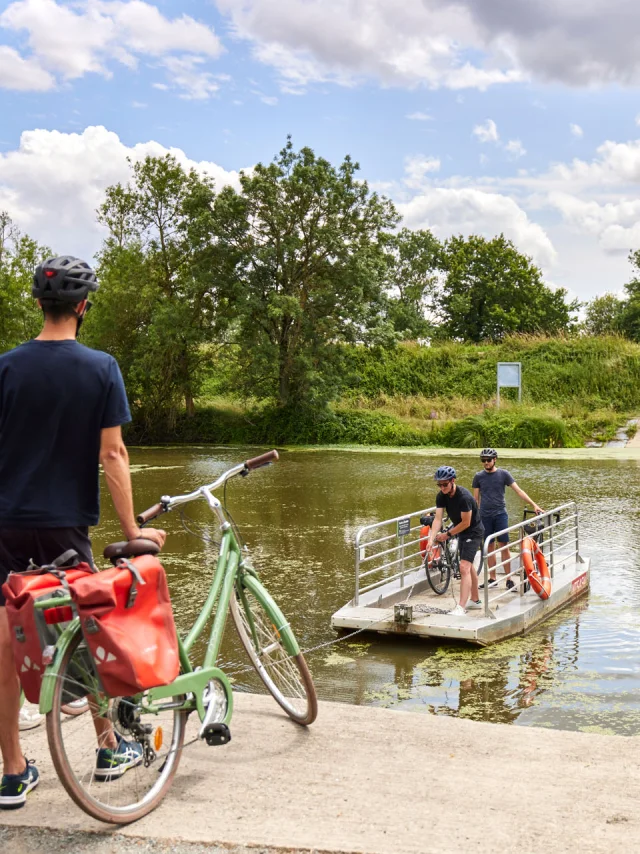 Groupe à vélo prenant le bac de la Chevalerie