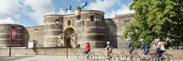 Groupe se baladant à vélo devant le château d'Angers