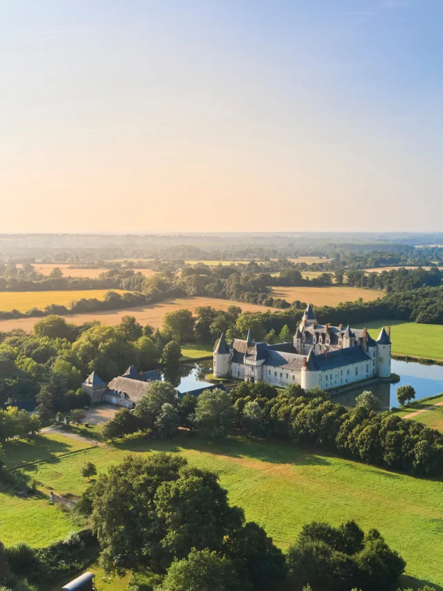 Aerial view of the château, its moat and the surrounding landscapes