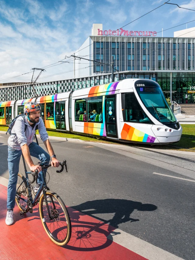 CENTRE DES CONGRES-TRAMWAY-VELO