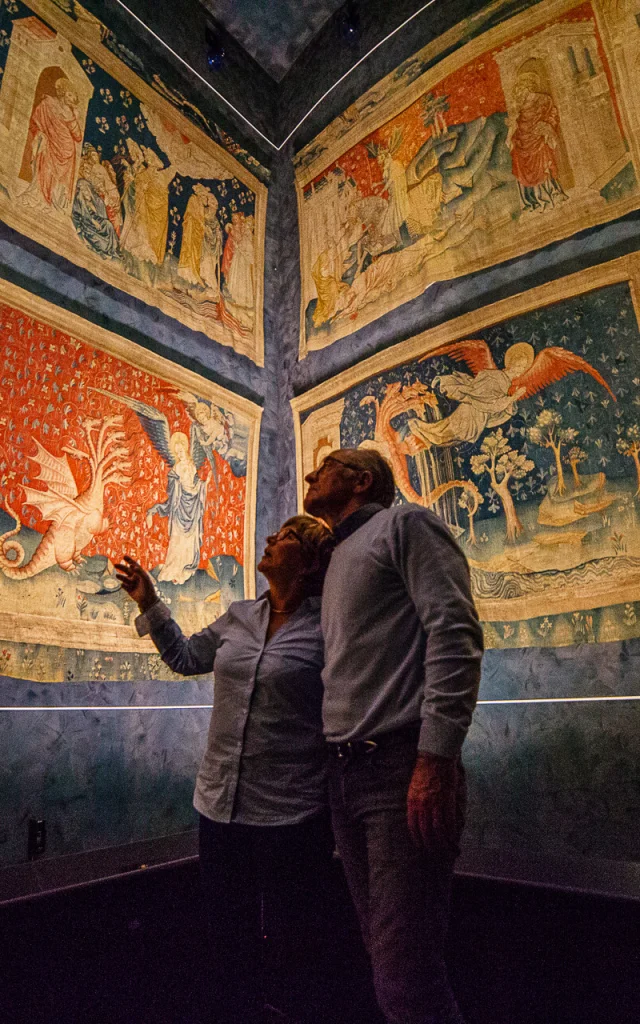 Couple regardant la Tapisserie de l'Apocalypse, au château d'Angers