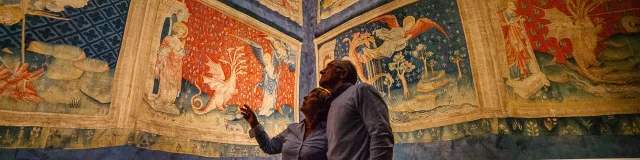 Couple regardant la Tapisserie de l'Apocalypse, au château d'Angers