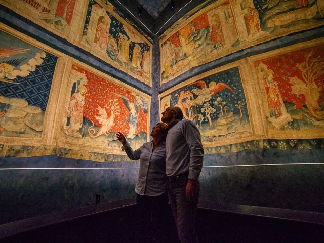 Couple regardant la Tapisserie de l'Apocalypse, au château d'Angers