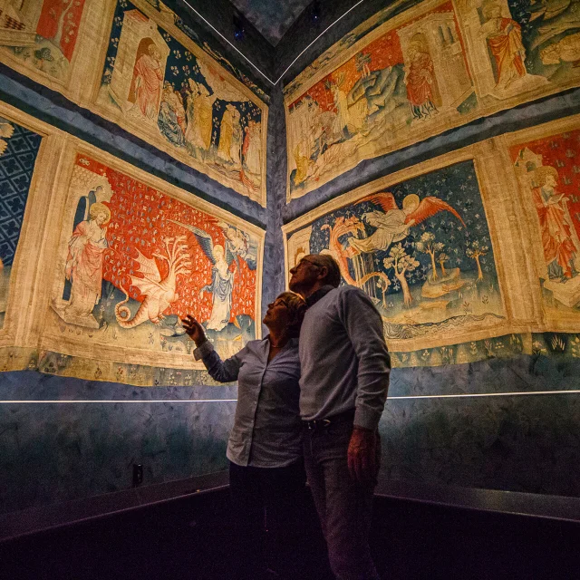 Couple regardant la Tapisserie de l'Apocalypse, au château d'Angers