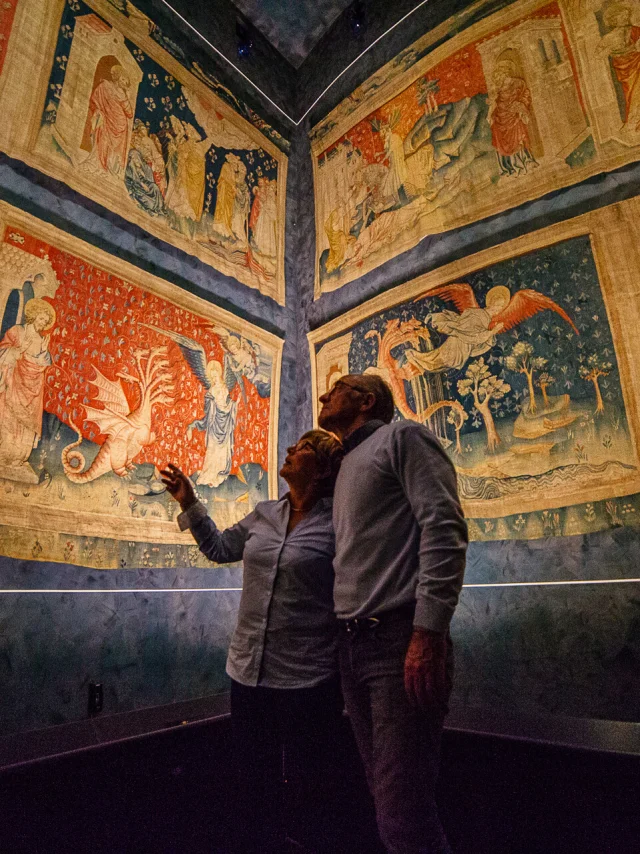 Couple regardant la Tapisserie de l'Apocalypse, au château d'Angers