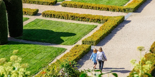 Deux personnes se promenant dans les jardins du château d'Angers