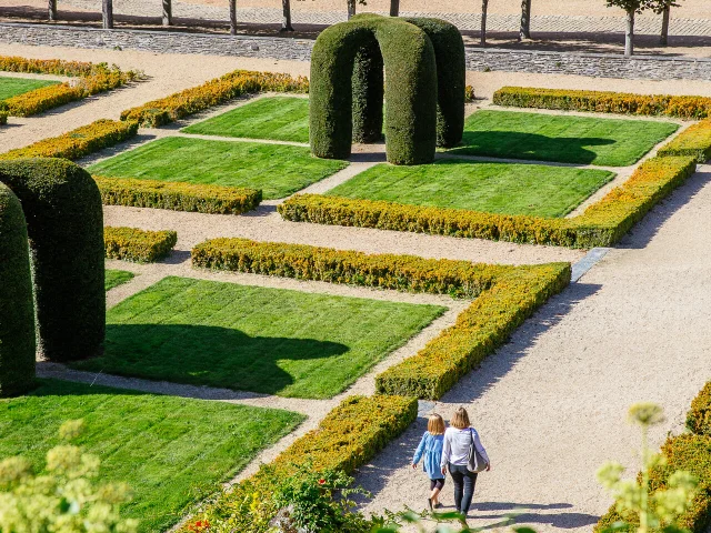 Deux personnes se promenant dans les jardins du château d'Angers