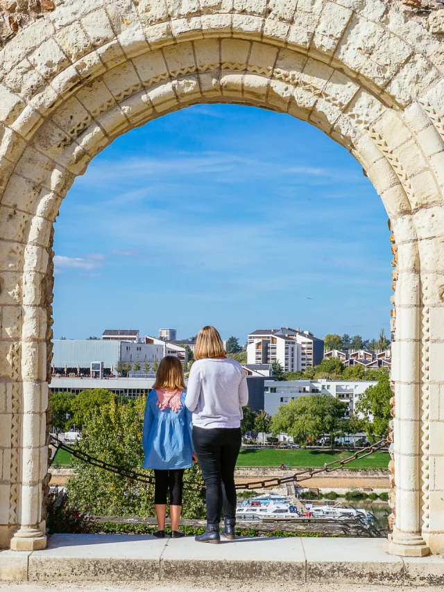 Une mère et sa fille au château d'Angers