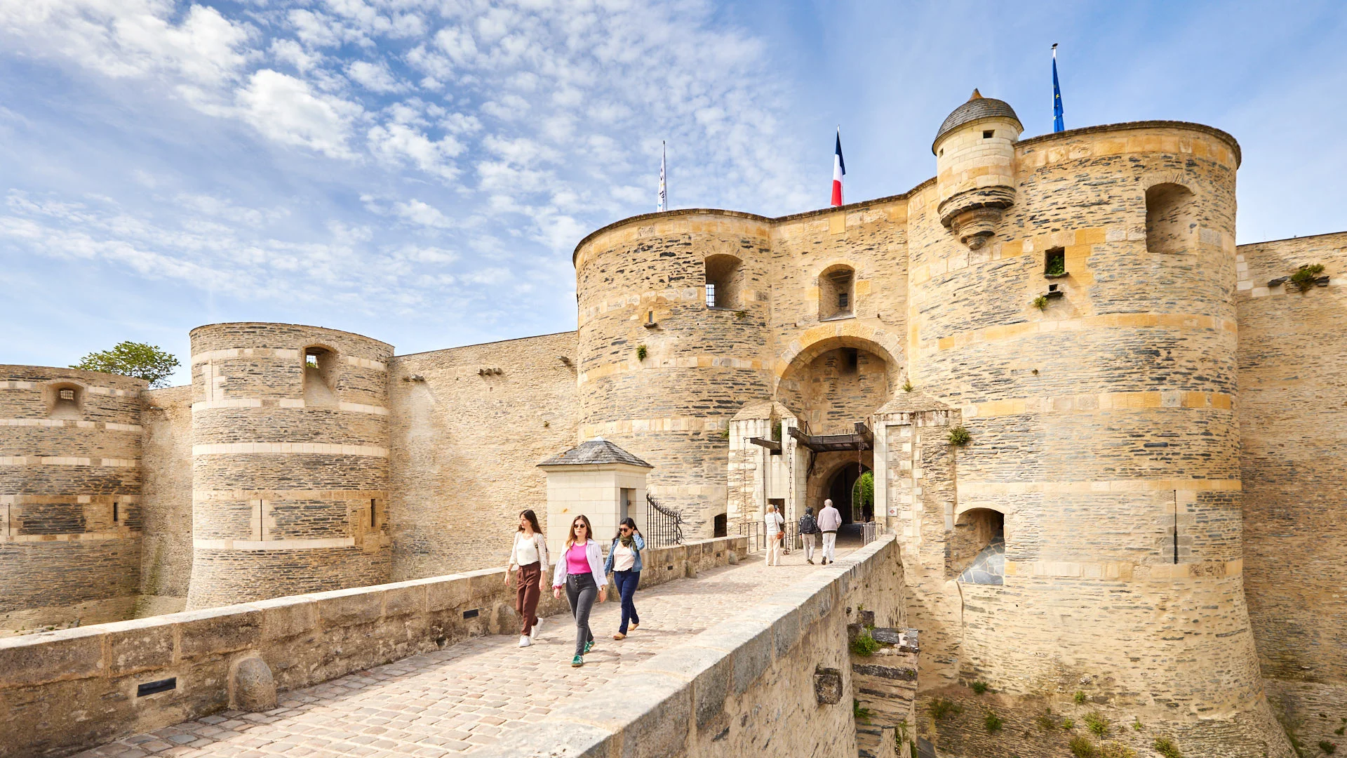 3 jeunes femmes sortant du château d'Angers