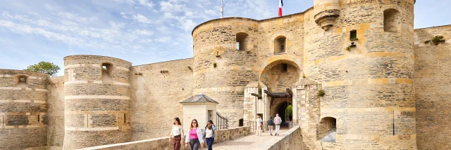 3 jeunes femmes sortant du château d'Angers