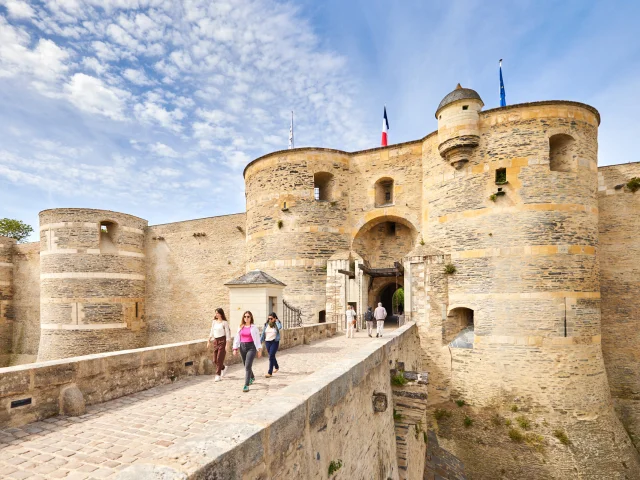 3 jeunes femmes sortant du château d'Angers