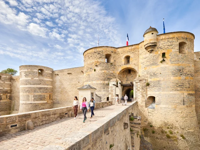 3 personnes sortant du Château d'Angers