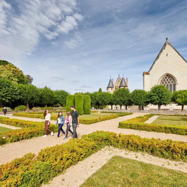 4 personnes se baladent dans les jardins du château