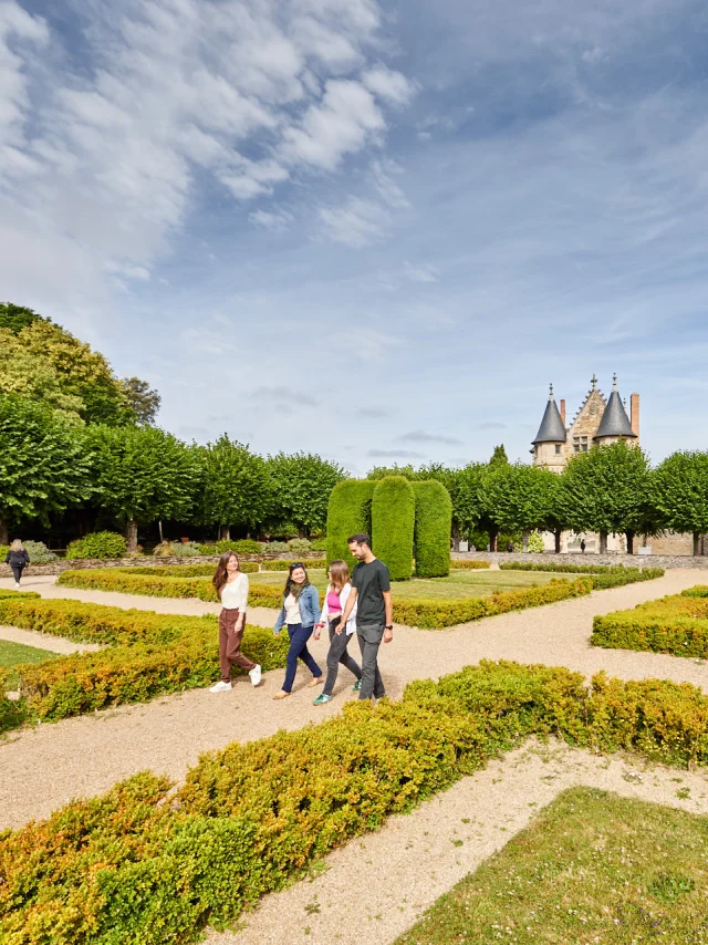 4 personnes se baladent dans les jardins du château