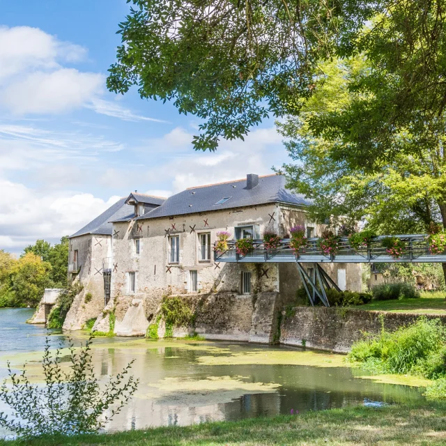 Vue sur le moulin de Villevêque