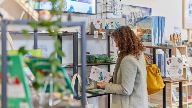 Une femme regarde les produits de la gamme identitaire