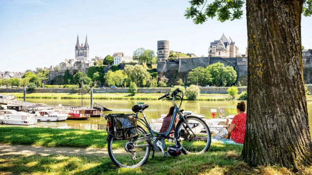 Cyclotouristes sur la boucle angevine de La Loire à vélo à en face de la Cale de la Savatte à Angers