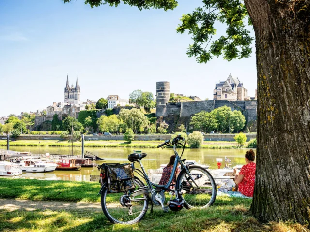 Cyclotourists on the Anjou loop of the Loire à vélo