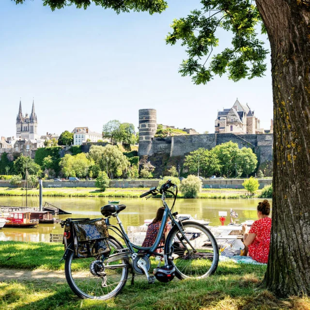 Cyclotouristes sur la boucle angevine de La Loire à vélo à en face de la Cale de la Savatte à Angers