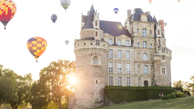 Hot air ballons around Brissac castle