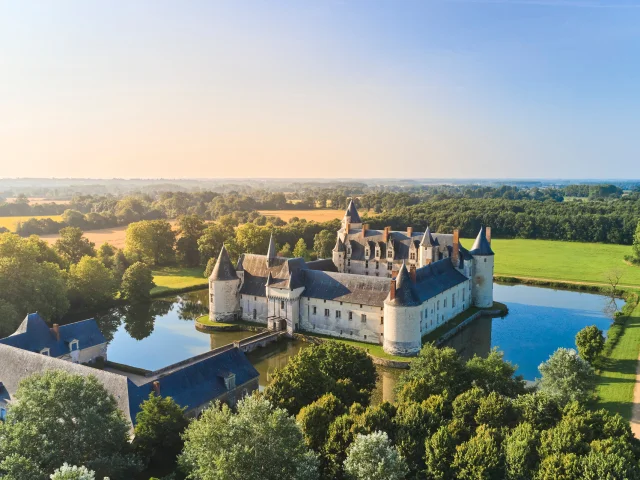 Vue en drone du château du Plessis-Bourré, en Anjou