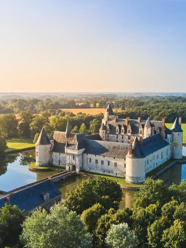 Vue en drone du château du Plessis-Bourré, en Anjou