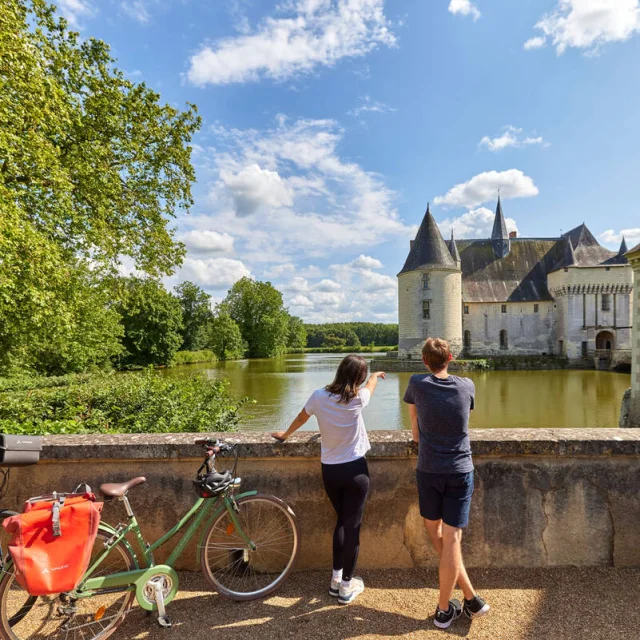 Des amis en balade à vélo, Château du Plessis-Bourré