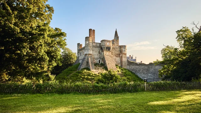 Plan large de l'extérieur du château du Plessis-Macé