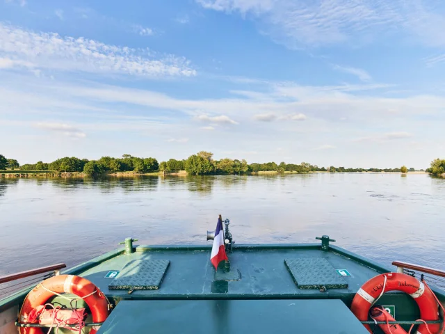 Avant du bateau, proue sur le bateau d'une croisière Loire Odyssée