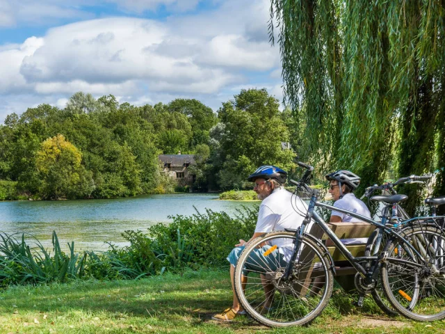 Cyclists on the banks of the Loir in Villevêque