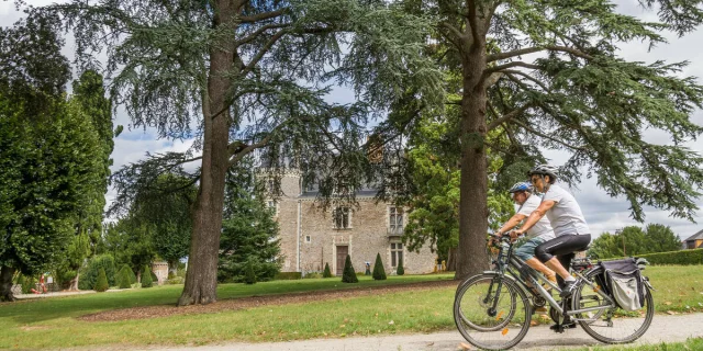 Cyclistes devant le musée Château de Villevêque