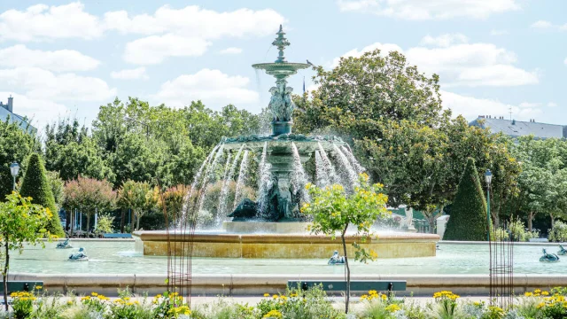 Plan large de la fontaine du Jardin du Mail durant une journée ensoleillée d'été