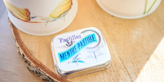 Boîte menthe pastille posée sur une table