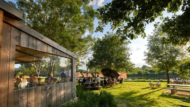 Riverside café : Cabane du chat qui pêche