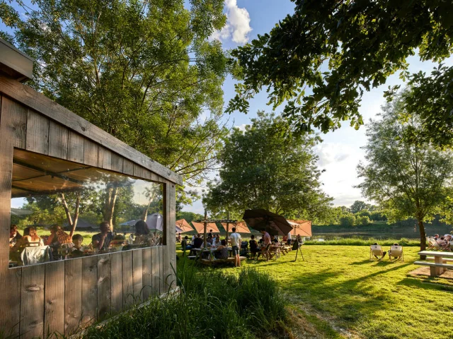 Vue sur la terrasse du lieu, dans la verdure