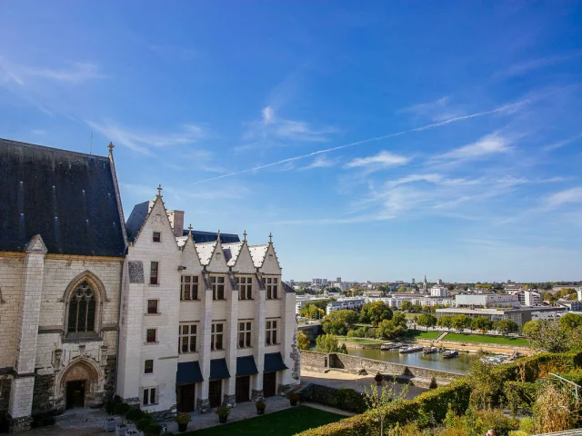 Vista de la residencia real desde el castillo de Angers