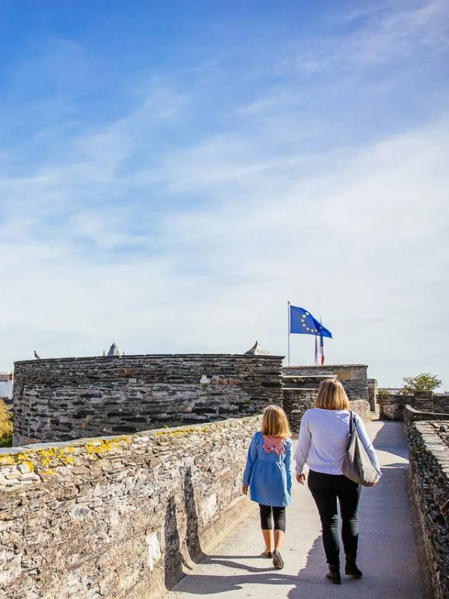 Mère et fille sur les remparts du Château d'Angers