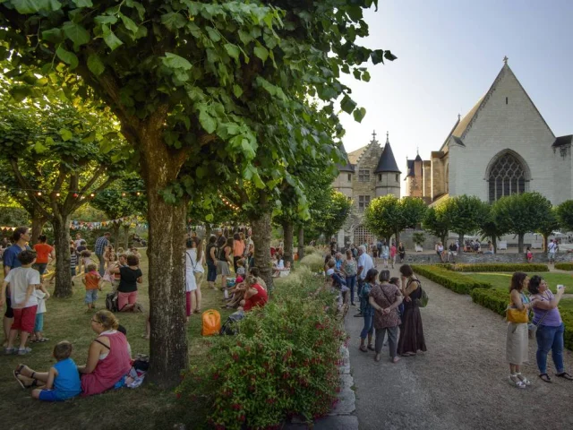 Plusieurs personnes dans les jardins du château d'Angers