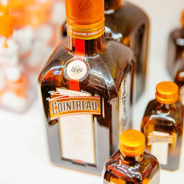 Plan rapproché de bouteilles de Cointreau