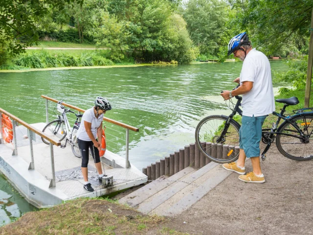 Cyclistes passant le bac à chaînes de la Roche Foulques