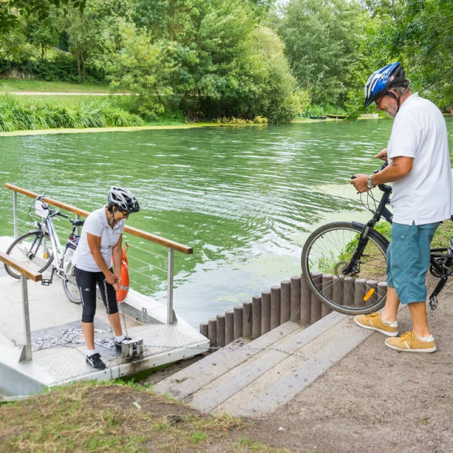 Cyclists next to the Roche Foulques