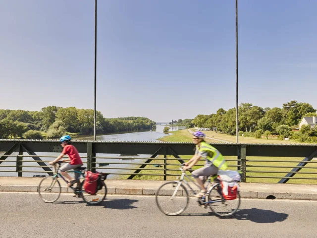 2 cyclistes passant à vélo sur un pont