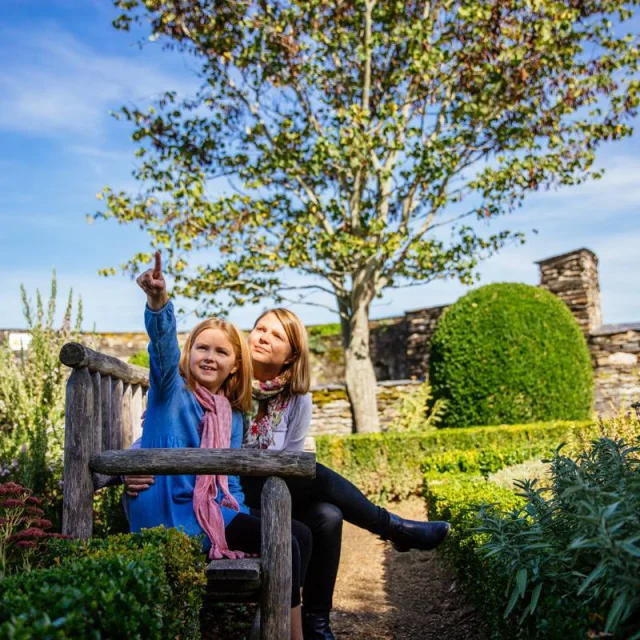 Une fille et sa maman dans le jardin du château d'Angers