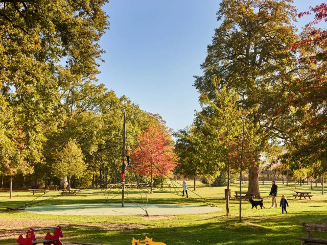 Enfants jouant sur les structures du parc de Pignerolle à l'automne