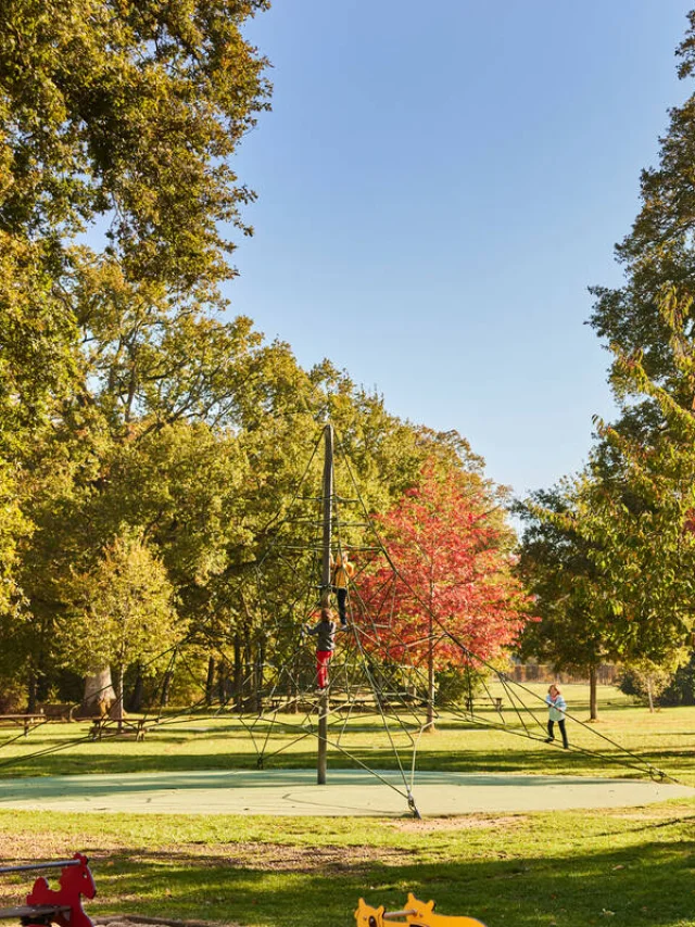 Enfants jouant sur les structures du parc de Pignerolle à l'automne