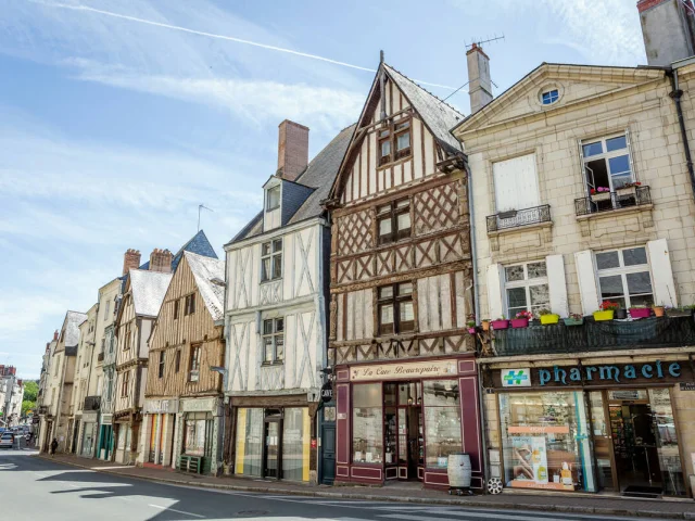 Vue sur la façade de maisons à colombages sur le bord de la rue